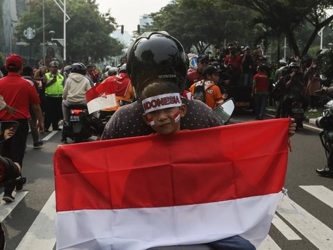 Membawa Bendera Merah Putih