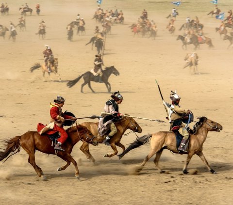 Di Pertempuran Ain Jalut tahun 1260, untuk pertama kalinya pasukan Mongol dikalahkan oleh tentara Kesultanan Bani Mamluk yang dipimpin Saifuddin al-Qutuz dan Baibars.