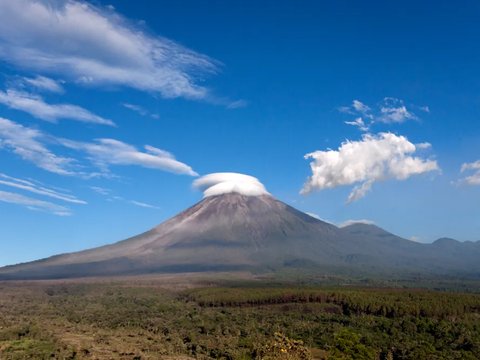 Semeru: Awal Kisah Gunung Para Dewa dan Tertinggi di Pulau Jawa