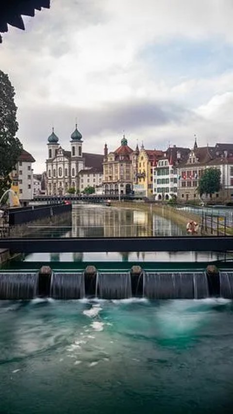 Selain dikelilingi pegunungan yang indah, Swiss juga dikelilingi 7000 danau, seperti Danau Jenewa yang merupakan danau terluas di Swiss.