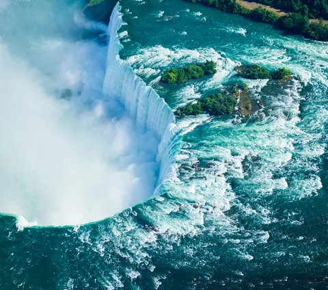 Uniknya, Air Terjun Niagara ini bertempat di perbatasan dua negara, yaitu Amerika Serikat dan Kanada.