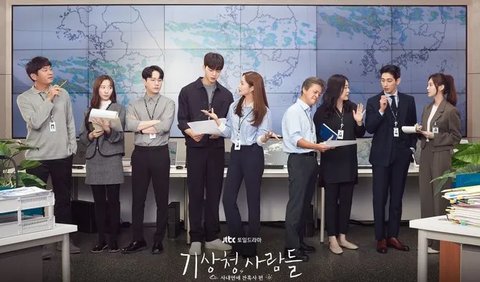 Ceritanya fokus pada Jin Ha Kyung (Park Min Young) sebagai direktur divisi termuda di KMA dan Lee Shi Woo (Song Kang), maniak cuaca yang kejeniusannya kerap menyelamatkan Divisi 2 dari kesalahan meramal cuaca.