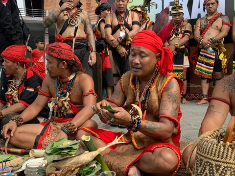 Ritual Adat Dayak 'Ngampar Bide'