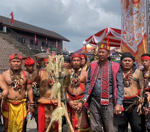 Ritual Adat Dayak 'Ngampar Bide'