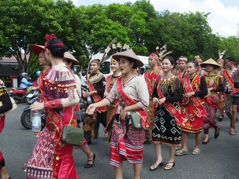 Ritual Adat Dayak 'Ngampar Bide'