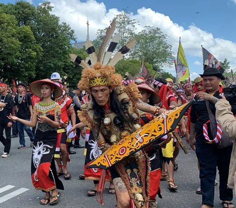 Pekan Gawai Dayak merupakan perayaan diadakan di Kalimantan Barat dan Sarawak, Malaysia oleh suku asli Kalimantan Barat dan Sarawak.