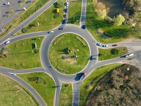 Mendekatkan yang Jauh ala Jalan Tol