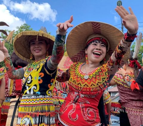 Indonesia dikenal memiliki pelbagai suku, ras dan budaya. Salah satu suku yang ada di Indonesia adalah Suku Dayak