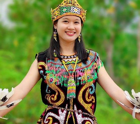 Pesona Wanita Dayak Berbalut Busana Adat