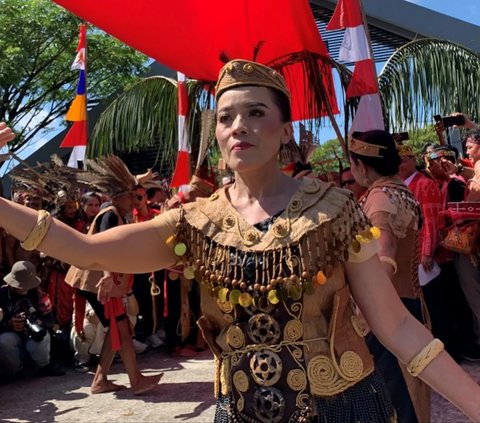 Pesona Wanita Dayak Berbalut Busana Adat