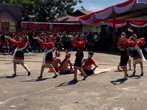 Pesona Wanita Dayak Berbalut Busana Adat