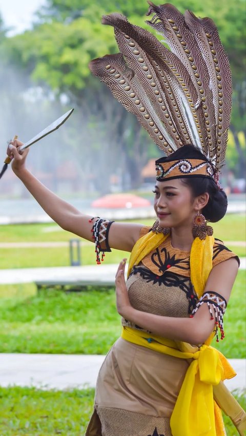 Pesona Wanita Dayak Berbalut Busana Adat