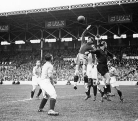 Eksistensi klub sepak bola di Indonesia ternyata sudah lahir sebelum era kemerdakaan. Pasalnya, pertandingan sepak bola di Indonesia sudah ada sejak 1910-an pada era kolonial Belanda.