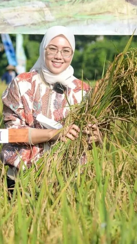 Bupati Purwakarta Anne Ratna Mustika maju sebagai bakal calon anggota legislatif (bcaleg) DPRD Provinsi Jawa Barat. Dia mencalonkan diri dari Golkar.