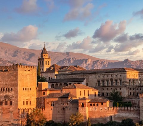 Arsitektur di Andalusia pun berkembang pesat. Istana Al Hambra dan Masjid Cordoba adalah dua di antaranya. Bangunan tersebut dibangun dengan sangat indah.