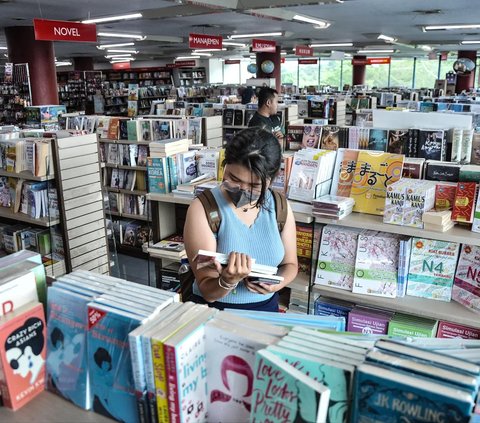 Melihat kesempatan emas itu, Thay San Kongsie lantas mencoba membuka toko buku impor dan majalah.