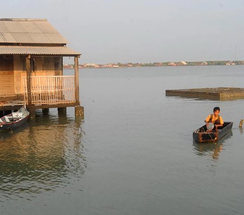 Anak-anak harus mendayung perahu sejauh satu kilometer ketika berangkat sekolah. Tujuan mereka ke daratan terdekat dari kampungnya.