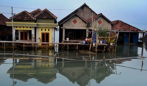 Padahal dulu jalan depan rumah masih bisa dilalui kendaraan roda bermotor.