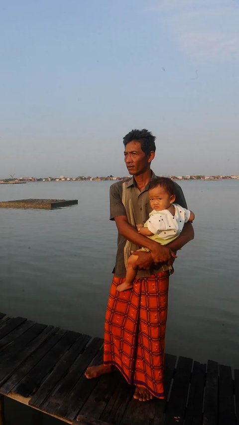 Kini kampung Timbulsloko dikepung rob setiap pagi dan sore hari. Rob adalah air laut yang masuk ke daratan saat pasang.