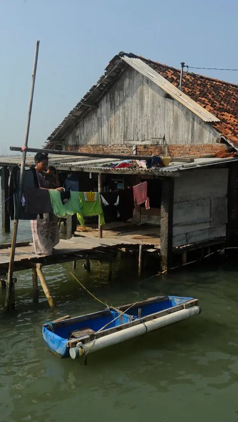 Warga Timbulsloko merasakan, setiap hari, ketinggian rob semakin membuat rumah mereka tenggelam.