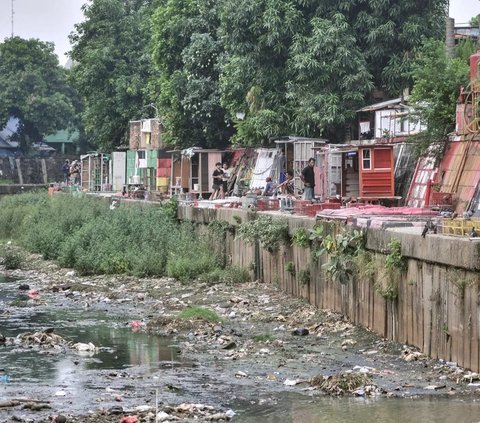 Kehidupan di Bantaran Ciliwung