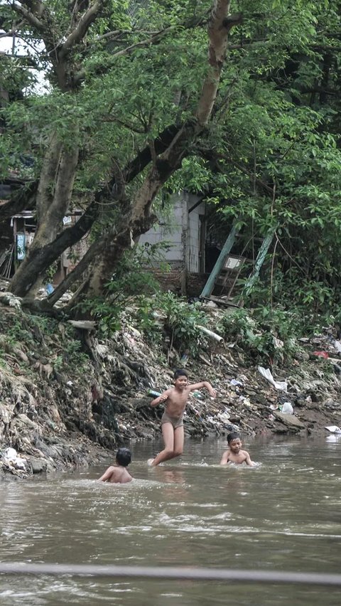 Kehidupan di Bantaran Ciliwung