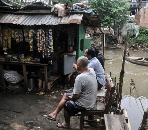 Potret warga pinggiran Ciliwung. Sampah dan air keruh jadi pemandangan sehari-hari.