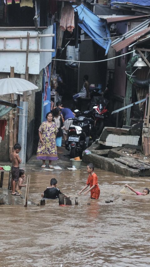 Kehidupan di Bantaran Ciliwung