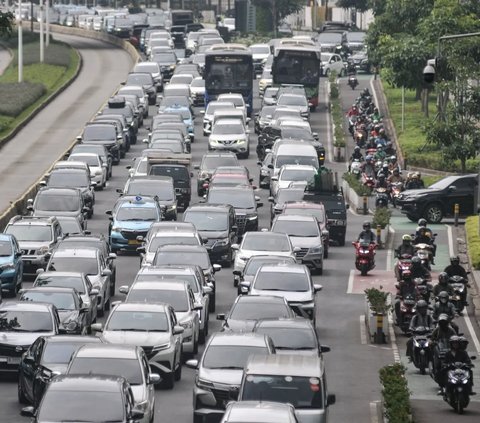 Macet di Jakarta makin menggila. Masalah klasik yang sebenarnya terjadi dari Gubernur ke Gubernur.