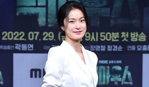 3. Ok Ja Yeon<br /><br />Mungkin Anda masih ingat dengan karakter Gwi-in Hwang, selir tamak yang berusaha menjatuhkan Ratu Hwaryeong (Kim Hye Soo) di drama Under the Queen's Umbrella. Karakter itu diperankan oleh Ok Ja Yeon.