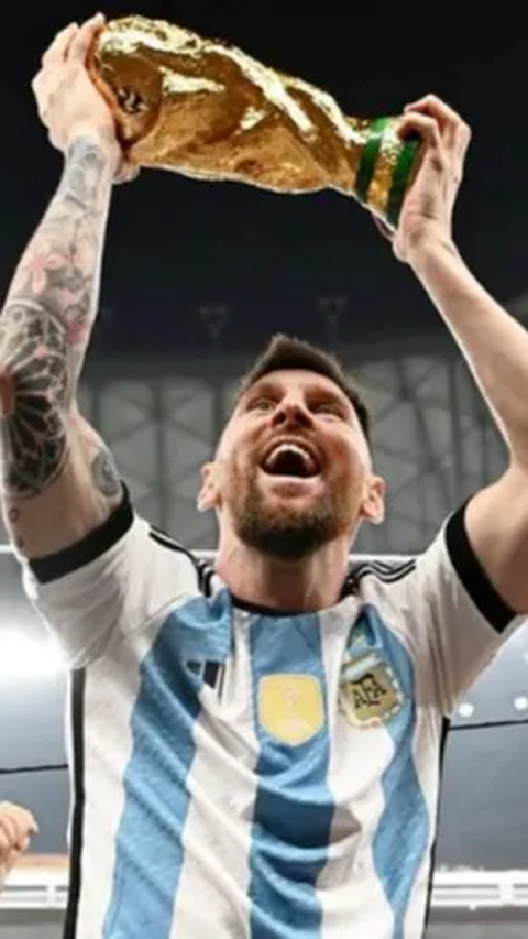 Penerus Maradona adalah Messi. Di Piala Dunia Qatar 2022, Argentina merebut trofi Piala Dunia FIFa kali ketiga. Mengalahkan Prancis dalam final paling menegangkan, plus drama adu pinalti.