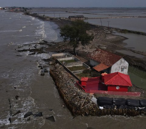 Rob mengancam Rumah-rumah dan tambak milik warga pesisir utara pulau Jawa seperti yang ada di Desa Cemarajaya pesisir ini terancam tenggelam imbas dari abrasi.