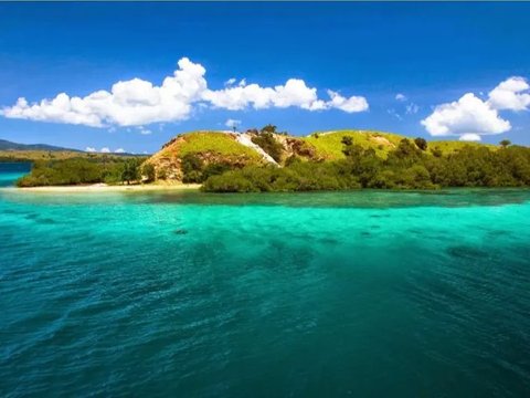 Pulau Kambing tidak dihuni kawanan kambing. Pulau ini justru terdiri dari pantai dan satu bukit pendek.