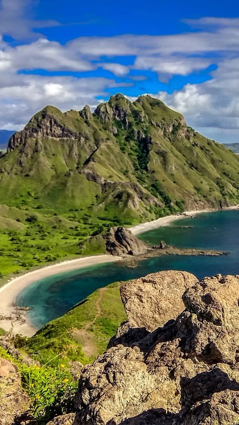 Padar merupakan pulau terbesar ketiga di Labuan Bajo. Pulau ini menawarkan panorama alam dengan bukit yang eksotis. Belum lagi hamparan pasir putih dan biru laut memanjakan mata.