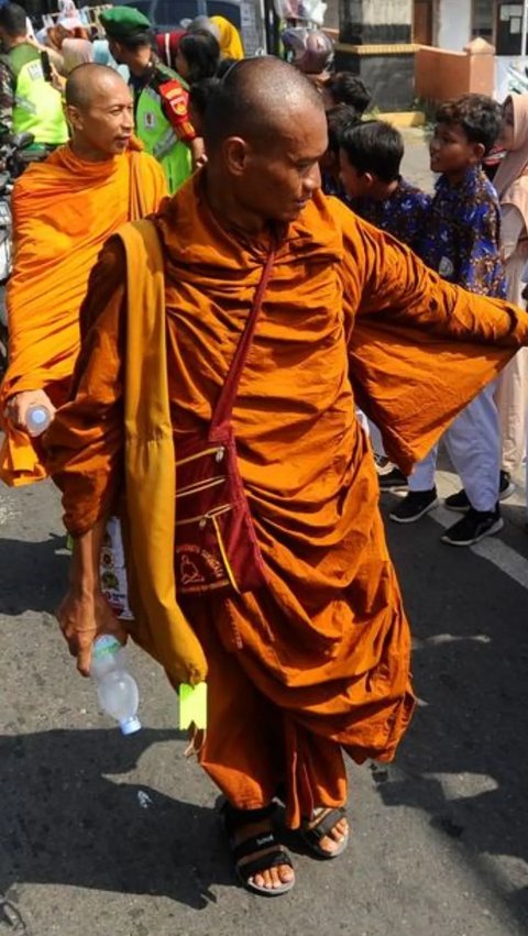 Mengenal Thudong, Ritual Jalan Kaki Ribuan Kilometer para Biksu