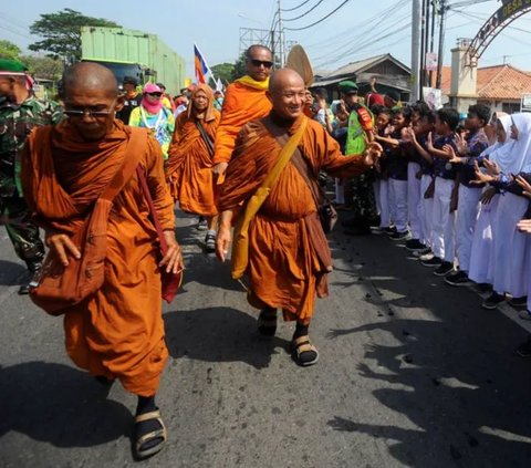 Saat tiba di Indonesia, para biksu ini disambut hangat oleh masyarakat