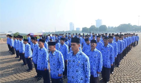 Gaji ke-13 PNS diberikan pertama kali pada 1969. Namun, gaji tambahan itu tidak rutin diberikan setiap tahun karena melihat kondisi keuangan negara.