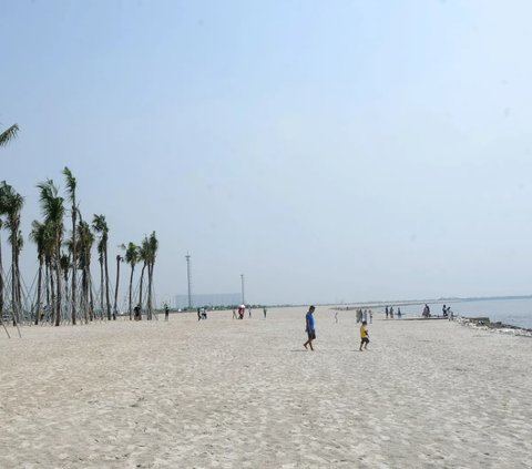 Dulu, pantai pasir putih ini memiliki nama Pulau C. Pulau hasil reklamasi di Teluk Jakarta.