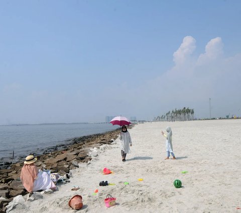 Tak sedikit juga pengunjung sekadar duduk dan piknik kecil bersama keluarga.