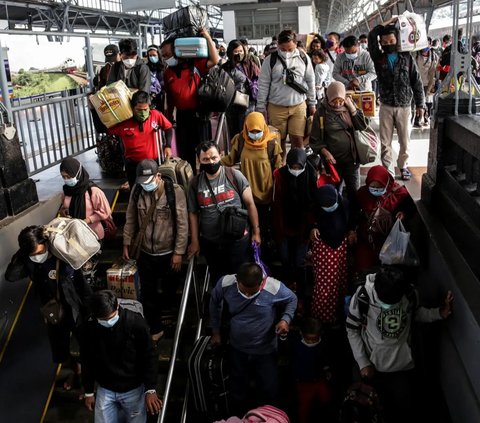 Libur mudik telah usai. Pendatang masuk Jakarta mulai berdatangan. Istilahnya urbanisasi.