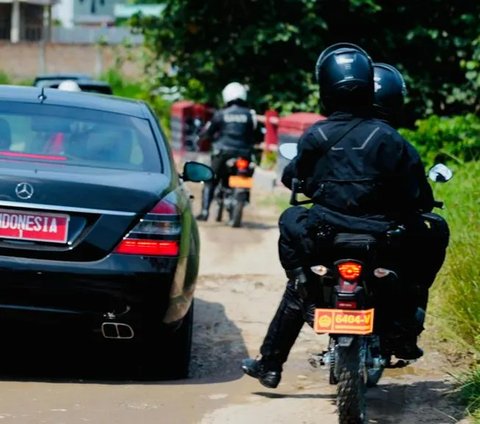 Nampak empat anggota Paspampres pengawal Jokowi yang biasa berboncengan sepeda gede, mengendarai motor trail berpelat TNI.