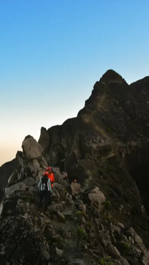 Daftar Gunung Paling Ekstrem di Indonesia, Tertarik Mencoba?