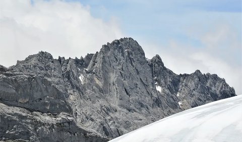 Daftar Gunung Paling Ekstrem di Indonesia, Tertarik Mencoba?