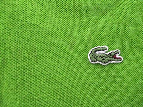 Kenapa Logo Brand Lebih Sering Ada di Sisi Kiri Pakaian?