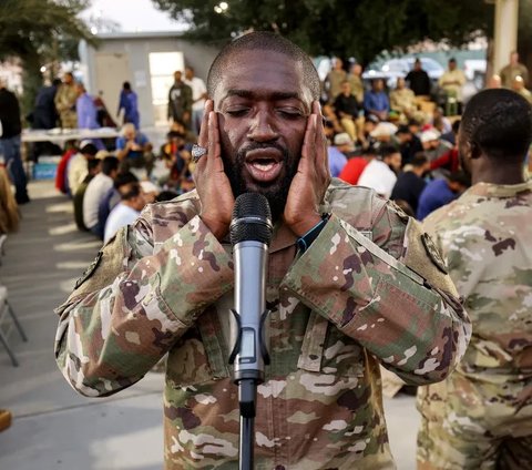 Kumandang azan terdengar di Kamp Arifjan AS, sebagai tanda untuk membatalkan puasa.