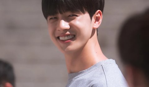 Baru pertama kali mendapat peran besar di drama Korea, aktor muda ini sudah berhasil memboyong penghargaan Best New Actor di SBS Drama Awards 2022.