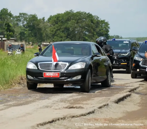 Presiden Jokowi akhirnya mendatangi Provinsi Lampung. Kunjungan kali ini, buntut jalan rusak di Lampung yang viral di media sosial.