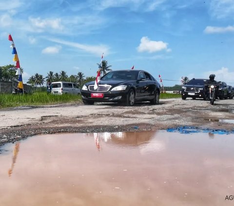 Jokowi dan rombongan bak 'offroad' melewati terusan Ryacudu, Lampung Selatan.