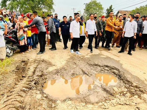 Saking Rusaknya, Jalan di Lampung Berjuluk 'Lubang 1.000'