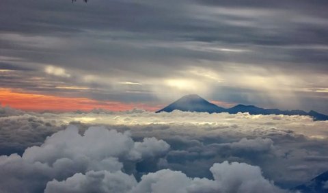 Tiga Puncak Berdekatan